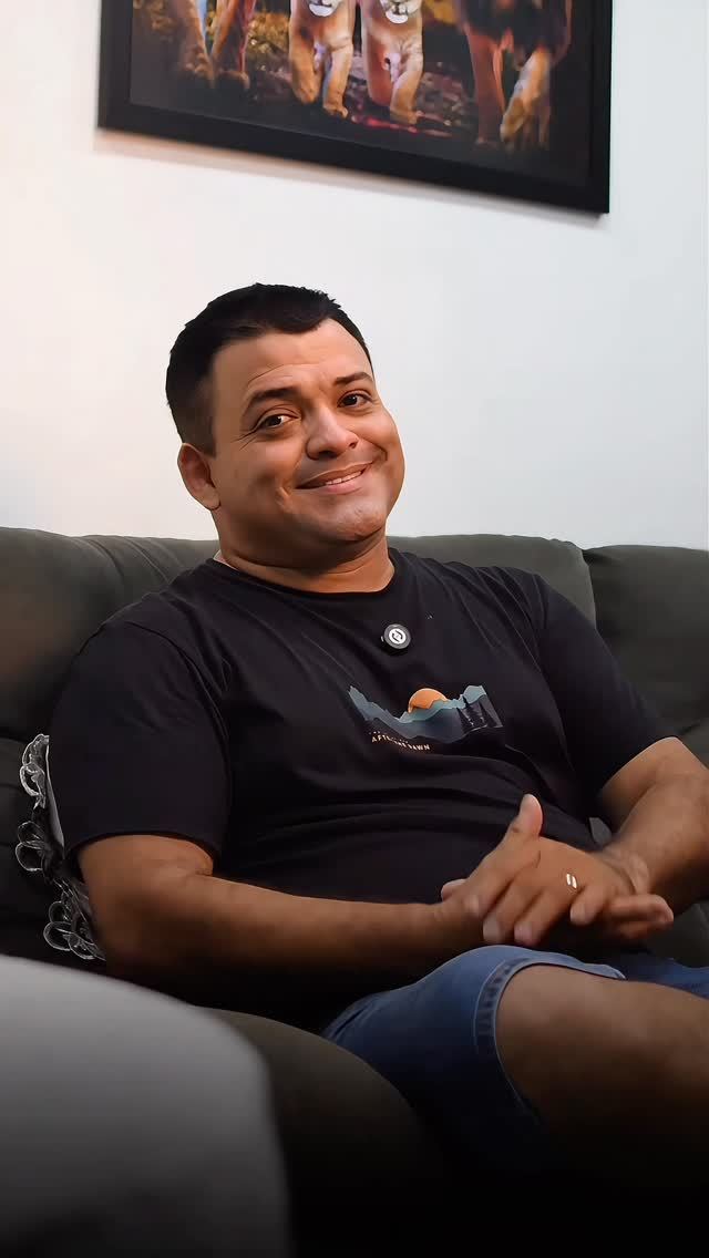 Cliente RED sorrindo em casa