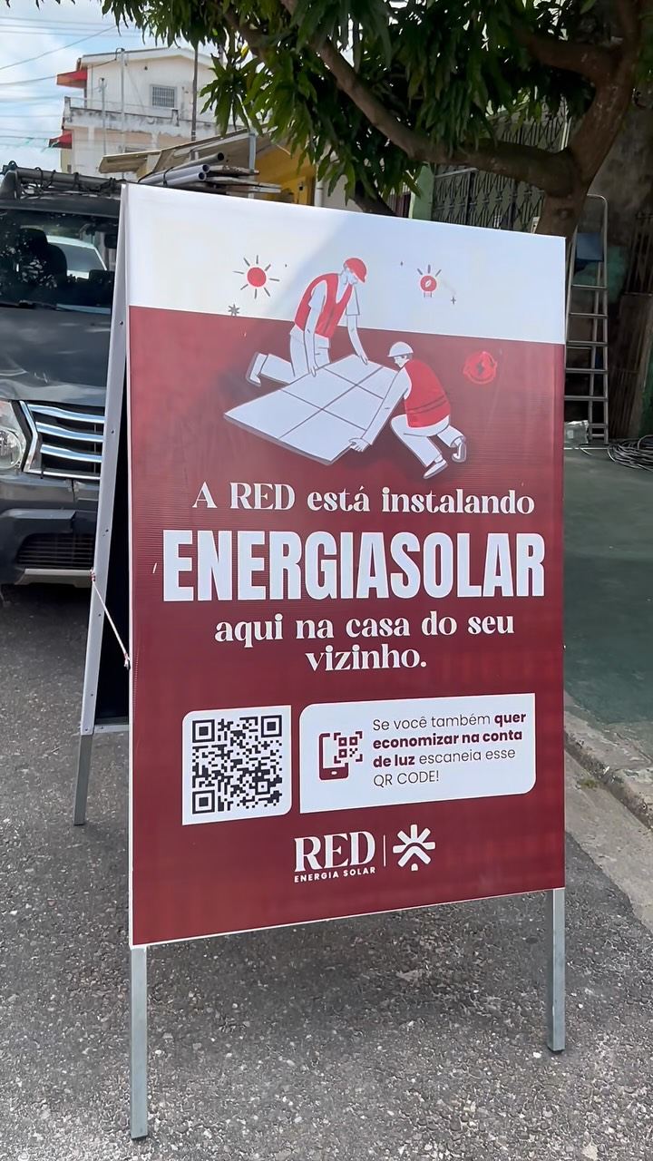 Placa de obra: A RED está instalando energia solar aqui na casa do seu vizinho